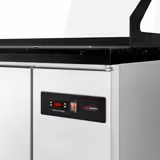 Salladskyl TORONTO - 2550 mm - svart front - 4 dörrar - med rak glasöverdel för 6x GN 1/1 + 1 hylla - svart granitbänkskiva