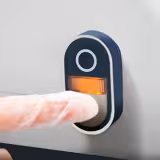 Kompaktowa elektryczna krajalnica do warzyw – 735 W – w zestawie 4 tarcze do krojenia/tarcie oraz nasadka do siekania – odchylana pokrywa