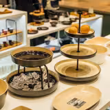 Présentoir buffet - FRIDA - 3 niveaux - rond - Acier inoxydable, Mélamine - Beige, Noir