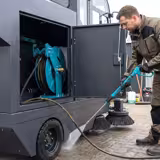 Spazzatrice uomo a bordo aspirante a batteria professionale - Capacità di lavoro 13.750m²/h - Larghezza di lavoro 2000mm - con spruzzo d’acqua (abbattimento polveri) - con idropulitrice e telecamere