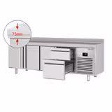 Tavolo refrigerato PREMIUM PLUS - 2452x600mm - Ventilata - con 3 porte - con 2 cassetti - Alzatina