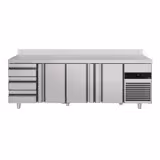 Soğutmalı tezgah PREMIUM - 2330x700mm - 3 kapılı; 2 çekmeceli - ön panel sağda motorlu - dijital termostat; fanlı soğutma; otomatik defrost; EVCO display; soft-closing - çalışma yüzeyi arkadan yükseltili (arkalı)