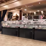 Vitrine refrigerada - 1280x975mm - 120L - vidro frontal reto; -2 a +8°C; frio ventilado; Tampo em mármore; Preto