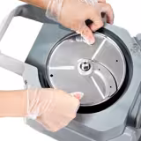 Elektrischer Kompakt-Gemüseschneider - 735 Watt - inkl. 4 Schneide- / Reibescheiben  & Cutter-Aufsatz - Deckel zum klappen