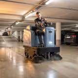 Spazzatrice uomo a bordo aspirante a batteria professionale - Capacità di lavoro 7.500m²/h - Larghezza di lavoro 1150mm - con spruzzo d’acqua (abbattimento polveri)