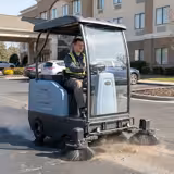 Spazzatrice uomo a bordo aspirante a batteria professionale - Capacità di lavoro 13.000m²/h - Larghezza di lavoro 1900mm - con spruzzo d’acqua (abbattimento polveri)