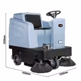 Spazzatrice uomo a bordo aspirante a batteria professionale - Capacità di lavoro 7.500m²/h - Larghezza di lavoro 1150mm - con spruzzo d’acqua (abbattimento polveri)