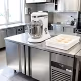 Impastatrice planetaria - da banco - 5L - 330W - 3 utensili in dotazione (gancio, spatola, frusta) - variatore di velocità - testa sollevabile - vasca estraibile - monofase