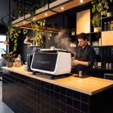 Macchina da caffè espresso - 2 gruppi - Automatica (volumetrica) - Multicaldaia - Touchscreen - Regolazione indipendente della temperatura per gruppo (PID) - con sistema di preinfusione & 2 lance vapore - Bianco