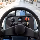 Spazzatrice uomo a bordo aspirante a batteria professionale - Capacità di lavoro 13.750m²/h - Larghezza di lavoro 2000mm - con spruzzo d’acqua (abbattimento polveri) - con idropulitrice e telecamere