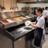 Banco pizza refrigerato PREMIUM - 2025x800mm - con 3 porte - piano in granito - con vetrina ingredienti refrigerata superiore - 9x GN 1/3