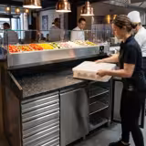 Chladicí stůl na pizzu PREMIUM - 2000x800 mm - se 2 dveřmi a 7 zásuvkami - se žulovou pracovní deskou - vč. chladicí nástavbové vitríny - 9x GN 1/3 - se skleněným krytem