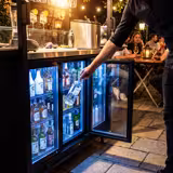 Estação de cocktails móvel - com frigorífico de bar, superfície de trabalho, tampo de vidro e iluminação LED - articulada