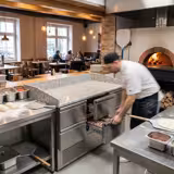 Banco pizza refrigerato ECO - 1400x700mm - con 3 porte & 6 cassetti - piano in granito