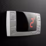 Pasta Teşhir Dolabı - 1300x980mm - 3 cam raflı; tortenauszuglu - düz camlı; arka sürgülü cam kapı - LED aydınlatma; dijital termostat; statik soğutma - ön panel siyah